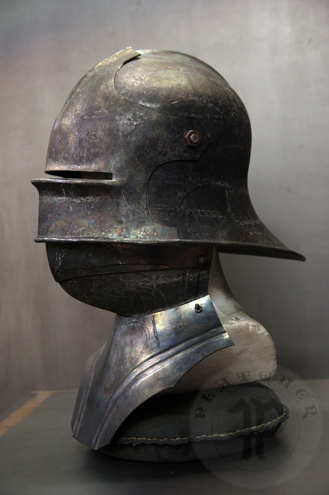 Sallet inspired by example from the Philadelphia Museum of Art; bevor inspired on Churburg CHS25 piece. Period: 1460-1470 Material: 2 mm steel with 0,3 % carbon. Heat treatment: sallet hardened and tempered up to 38 HRC and bevor up to 42 HRC. / Salada inspirowana na originale z Philadelphia Museum of Art; podbrdek oparty na oryginale z Churburga CHS25. Salada hartowana i odpuszczana do 38 HRC a podbrdek do 42 HRC.